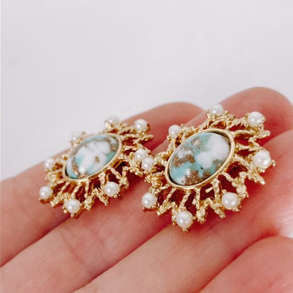 VTG 1960s 1970s Signed Sarah Coventry Mod Faux Pearl Gold Tone Clip On Earrings - Picture 5 of 10